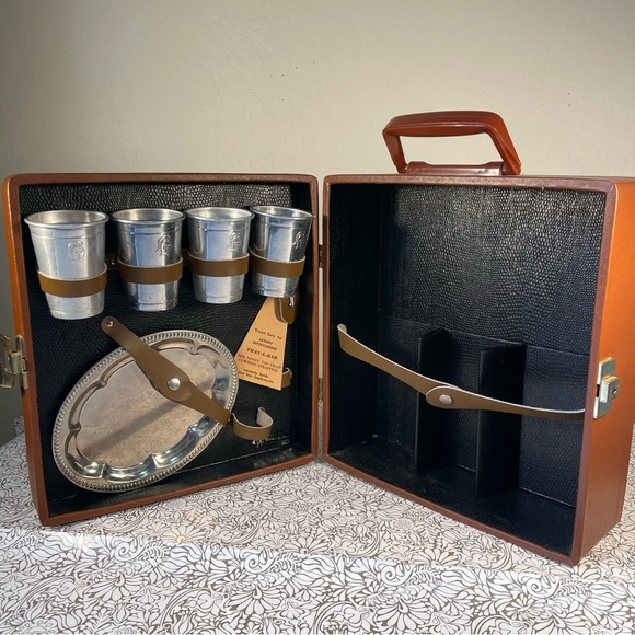 TRAV-L-BAR Vintage Luxury Entertaining travel bar. - Picture 1 of 12